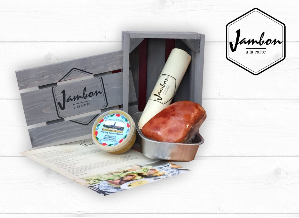 VAVGroep's tweet image. Een #beenhammetje + #honingmosterdsaus + recept in een houten kistje maakt #JambonalaCarte tot een ideaal #geschenk tijdens de #feestdagen!