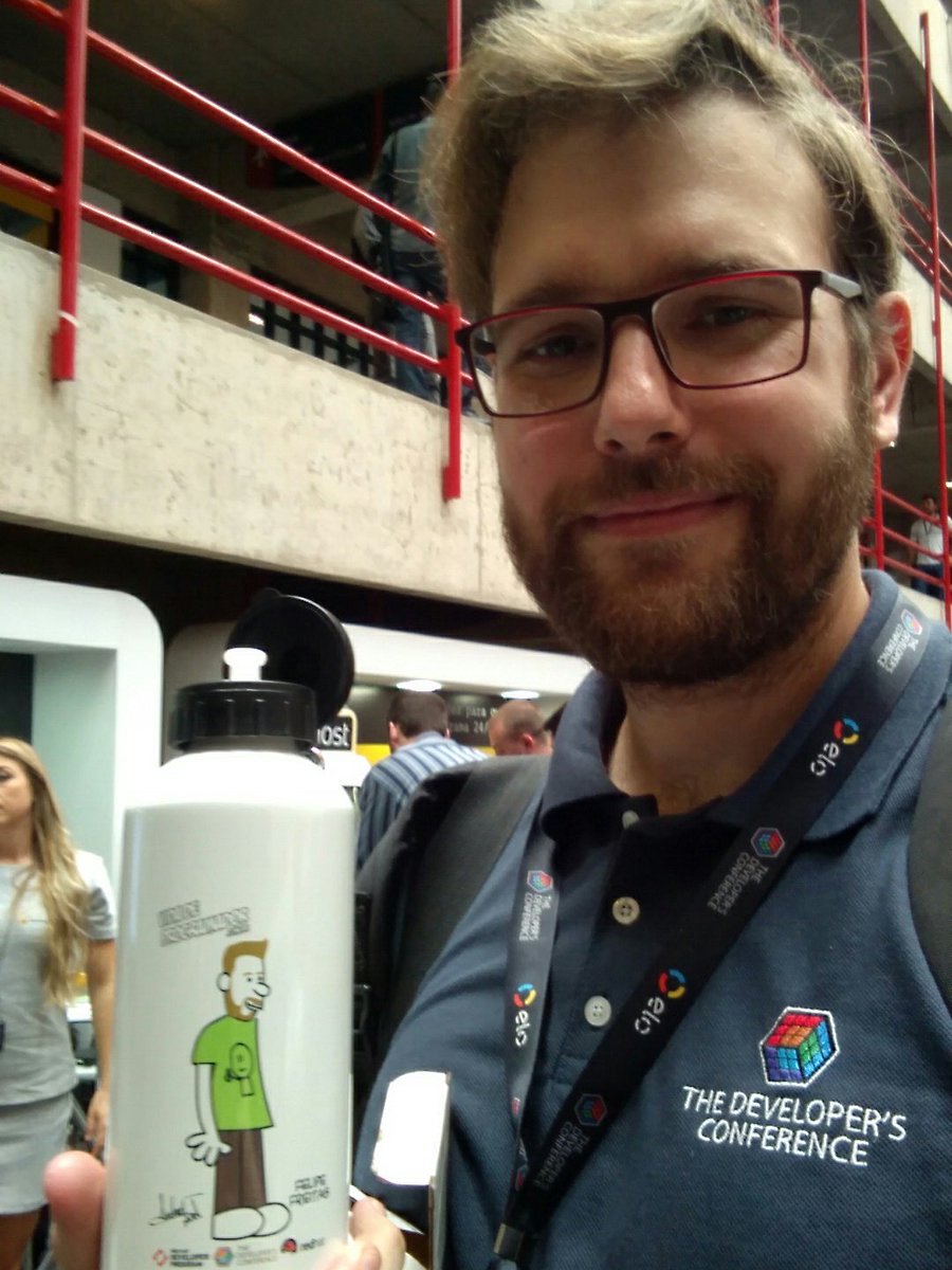 felipefreitag2's tweet photo. Cool gift! Thanks @rhdevelopers #TheDevConf #rhdevelopers https://t.co/Wwy5dpiQ6J