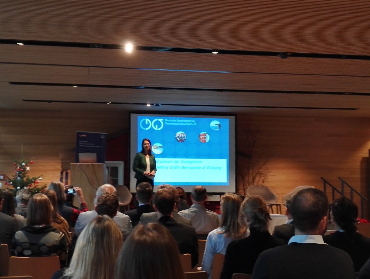 DGT_de's tweet photo. Begrüßung durch Insel Mainau Gastgeberin Bettina Gräfin Bernadotte. Gefolgt von Keynotes von Prof. Dr. Jürgen Schmude (DGT) und Prof. Dr. Harald Pechlaner (AIEST). #DGT2017 https://t.co/QOg1WiHL33
