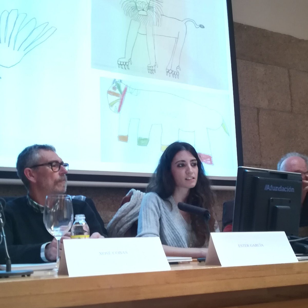 EditorasGalegas's tweet photo. #EsterGarcía expón as súas #Olladasilustradas no #SimposioAGE17 https://t.co/rf416eXicJ