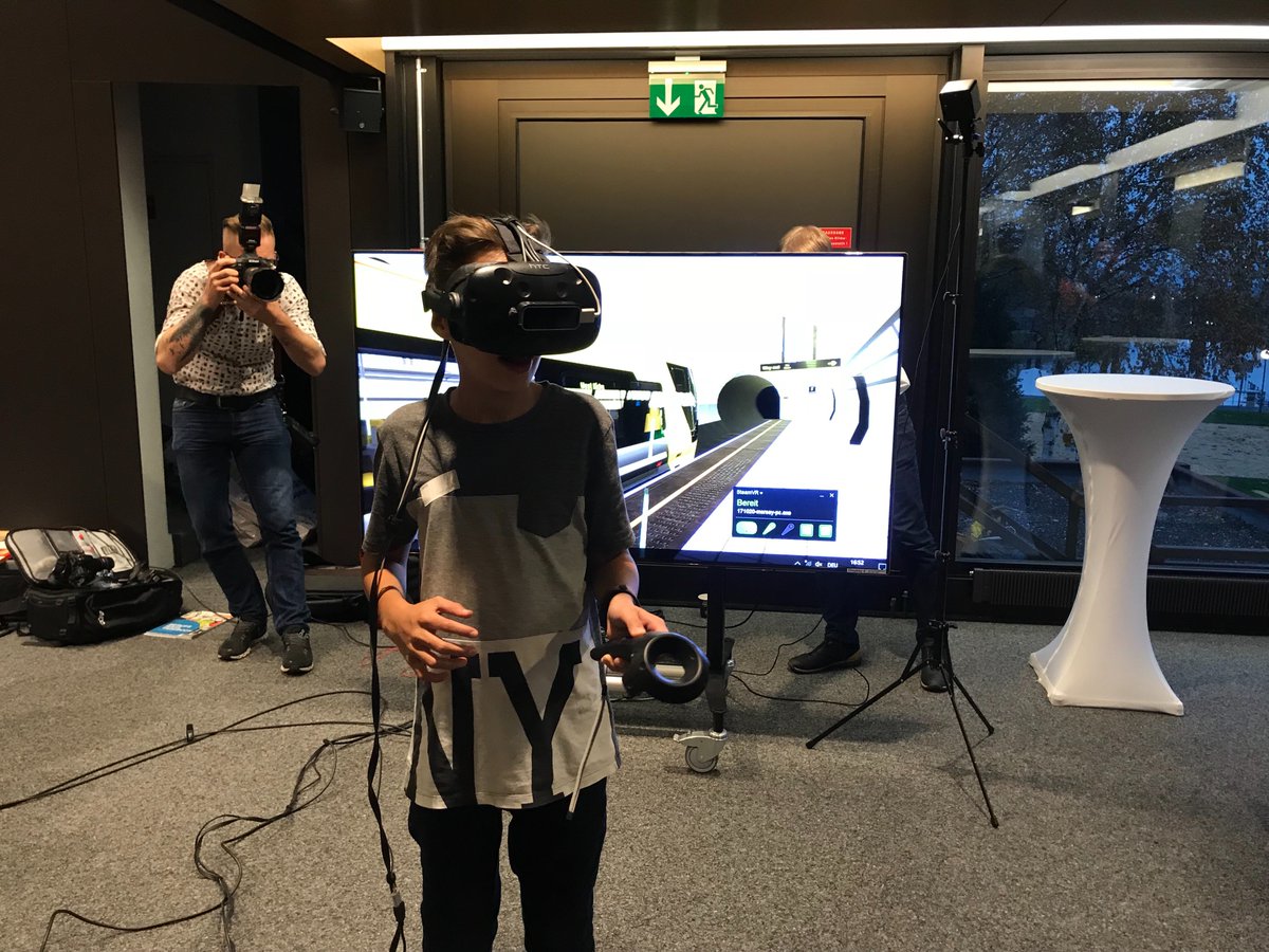 ux_schweiz's tweet photo. After party mit dem VR-Mockup von @nosedesign #wudch2017 #WUD2017 https://t.co/vKKE8AX7wb