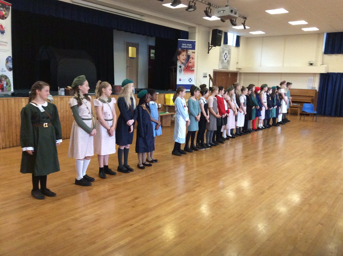 dove_shell_fed's tweet photo. Year 6 tasted sugar butties, discussed World War 2 artefacts and experienced life as an evacuee child. #DSF #DSFStTYear6 #DSFStJYear6 https://t.co/P2srr767TA