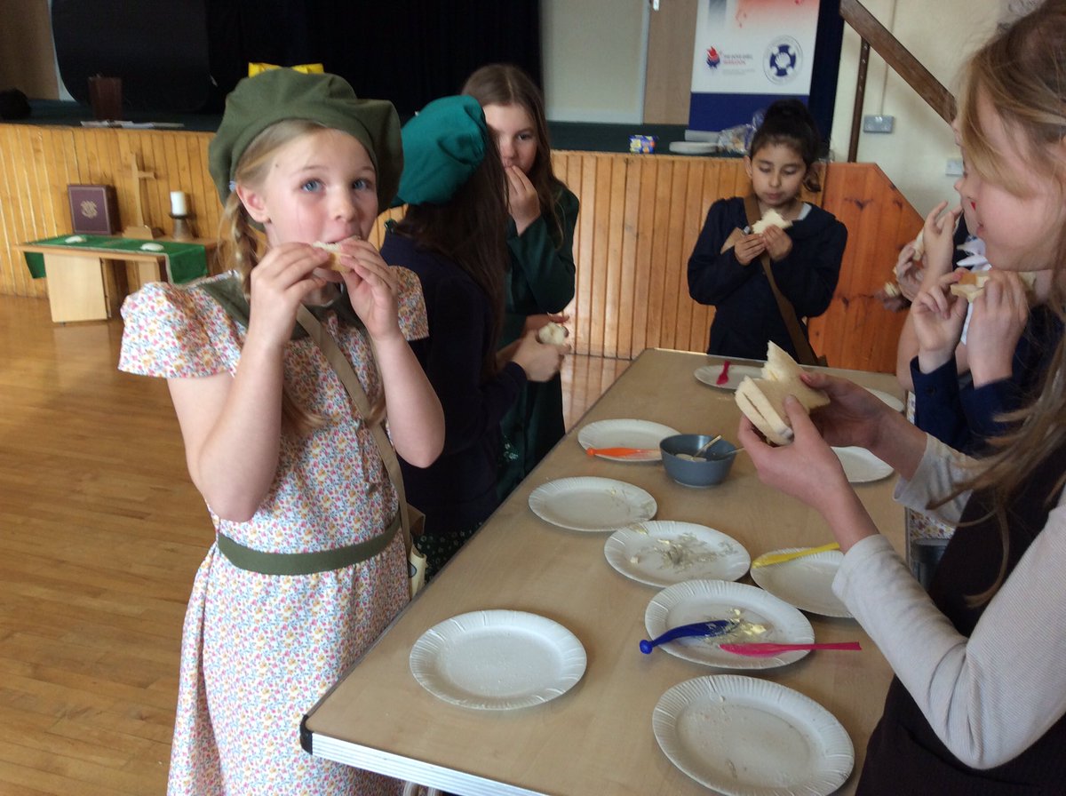 dove_shell_fed's tweet photo. Year 6 tasted sugar butties, discussed World War 2 artefacts and experienced life as an evacuee child. #DSF #DSFStTYear6 #DSFStJYear6 https://t.co/P2srr767TA
