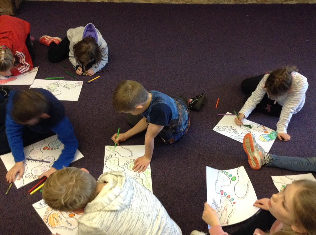 StAgnesY5's tweet photo. Discussing what makes us different, what we enjoy and who influences our life. @ymteam #StepBackRetreat2017 https://t.co/zLOWGr41wb