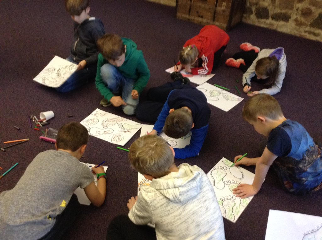 StAgnesY5's tweet photo. Discussing what makes us different, what we enjoy and who influences our life. @ymteam #StepBackRetreat2017 https://t.co/zLOWGr41wb