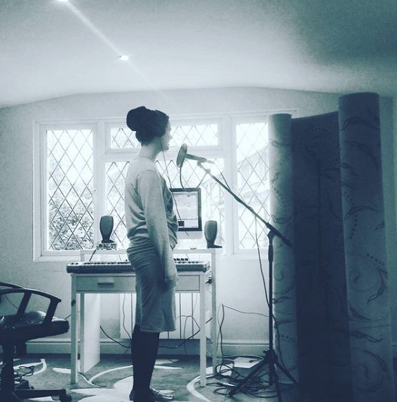 FirstTimersFest's tweet photo. 🎤 ❤️ 🎸 6 MONTHS AFTER @panic_pocket formed for First Timers Fest 2017 &amp; they're in the studio ( //living room// #diypunx ) RECORDING 😭💦 CONGRATS XOXO the world 🌐🎶 awaitsssss https://t.co/prDM7MqDuv