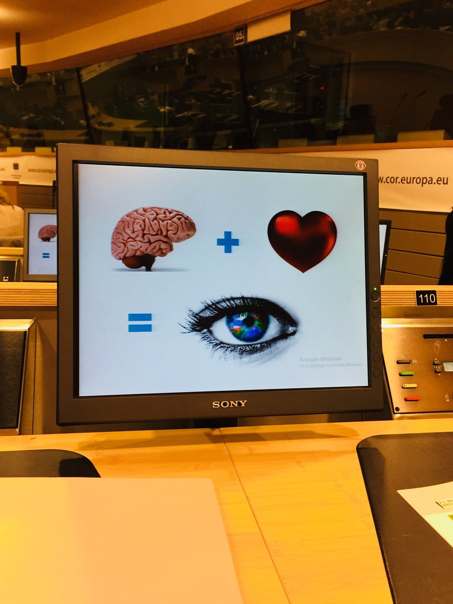 DalBregal's tweet photo. How to be successful on social media in 1 pic - Inspirational presentation by #IanVollbracht at #EuroPcom https://t.co/5j5N06gK2a