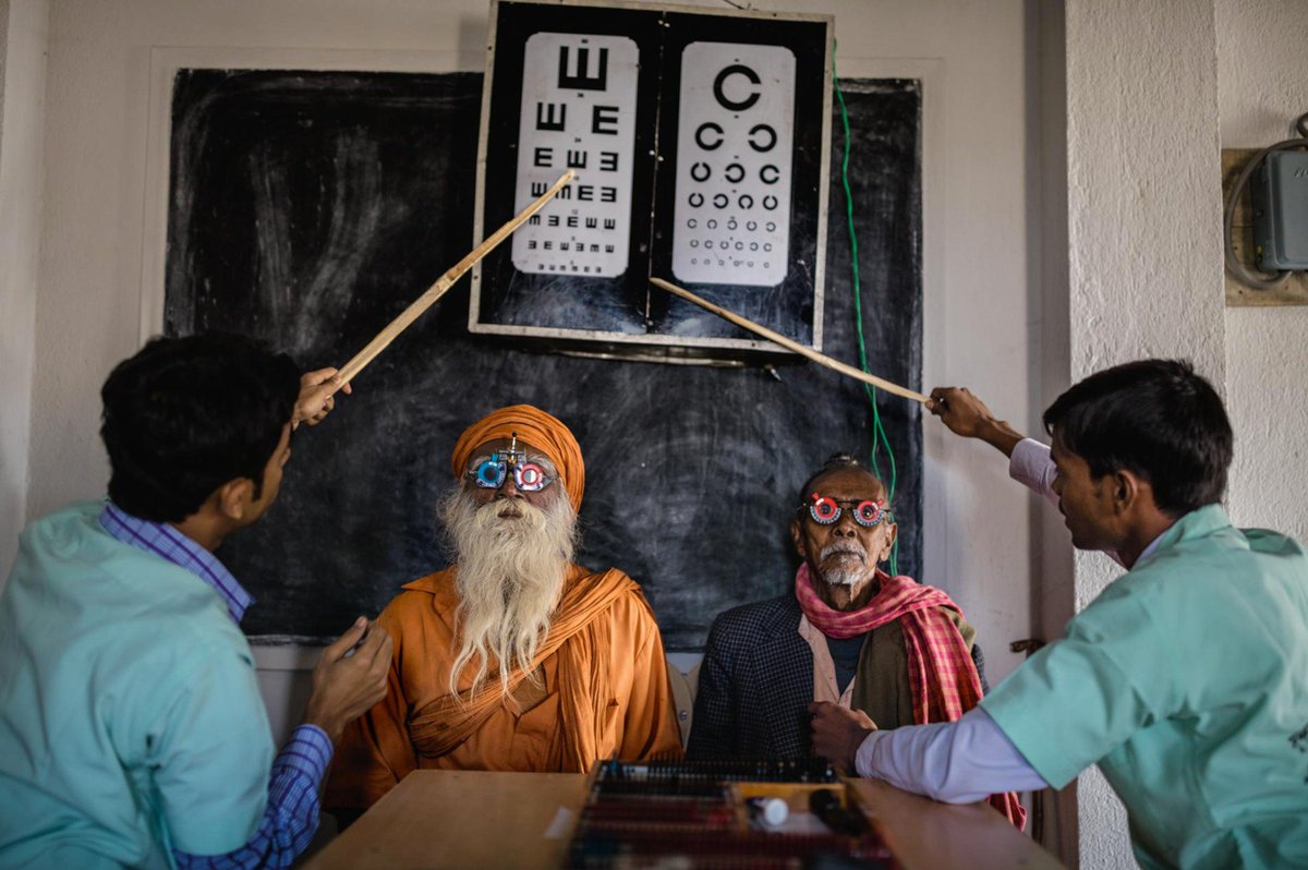 indiainpix's tweet photo. An eye test being conducted as part of a boat-camp by an NGO which travels to remote corners of the Sundarbans of #Bengal to provide primary eye care. (Pic: @BrentStirton)

(TIL that for patients unable to read the Latin alphabet, "Tumbling E" or "Landolt C" eye charts are used.) https://t.co/Kk3qgFPwiZ