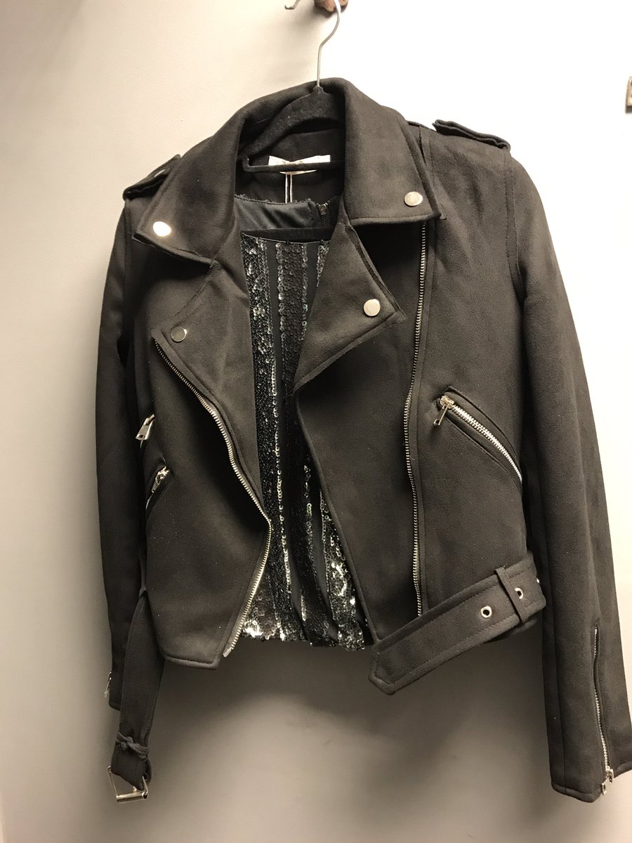 😍 Glitter sequin top with our very popular leather look leggings! Fab for a night out and add our biker jacket when you get chilly! 😍