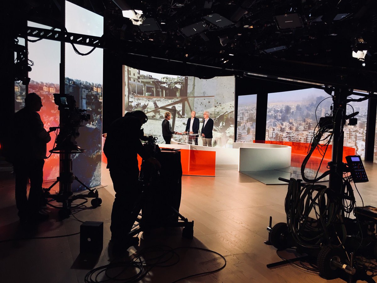 EnvoyeSpecial's tweet photo. 🔴 Ce soir, @EliseLucet reçoit Yoann Barbereau, Me William Bourdon et @arnaudcomte 

#Kompromat
#FemmesdeDaech
#EnvoyeSpecial https://t.co/B0BEl7zh25