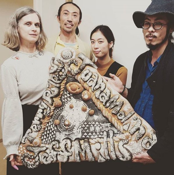 soyjuanamolina's tweet photo. el pan que nos hicieron del trío con terry riley, @DJJeffMills.
este va bien con el mate! (😂) #halotour #wwwx #tokyo https://t.co/UB6DtVHwvm
