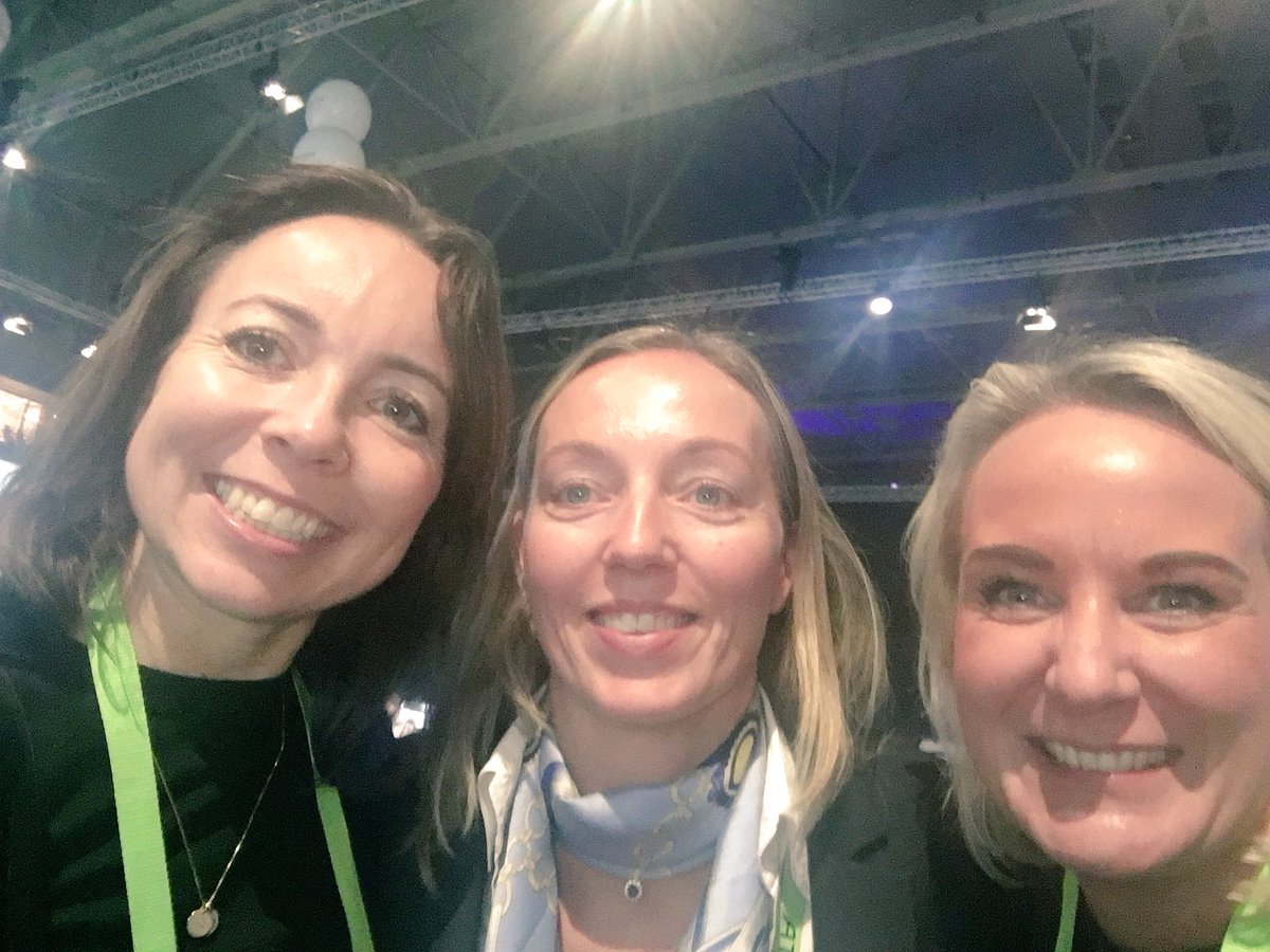 tonje_foss's tweet photo. Fin dag på #Community2017 med @LillBP og ny HR direktør @Frk_Ruud 😊 https://t.co/iU46EuGhIC