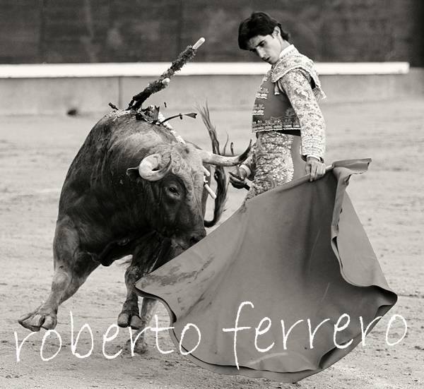 raquelsanz's tweet photo. "#VíctorBarrio intentando domeñar lo indomeñable. ¡Y seguimos igual! Haciendo de tu ausencia costumbre. Pero aquí no se acostumbra ni Dios, no queremos acostumbrarnos. Por eso seguimos hablando de ti, de ese rastro largo que has dejado". #EternoVíctorBarrio
📸y📝: Roberto Ferrero https://t.co/HmdaShWagw