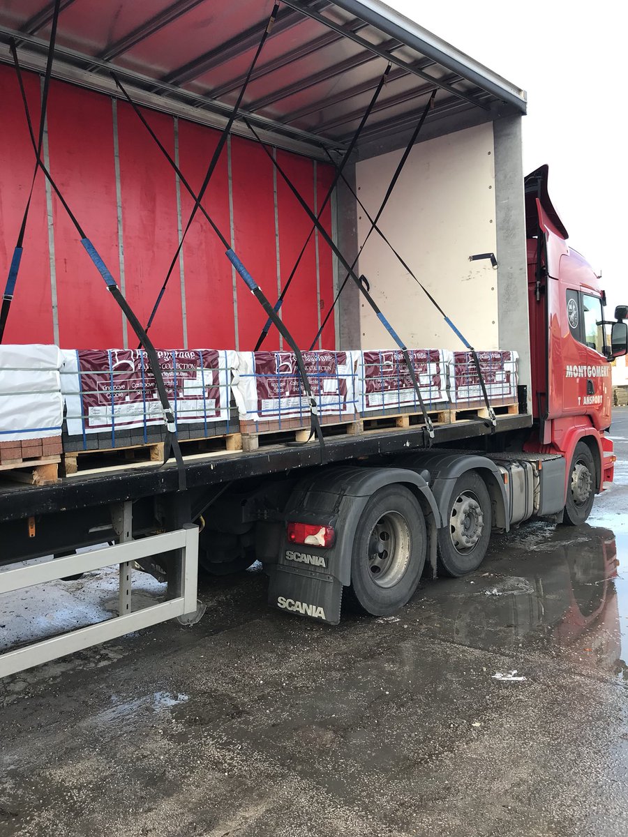 BarleystoneJoe's tweet photo. A load of Barleystone paving delivered to @GeorgeHillLtd in Oldham this morning #Oldham #blockpaving https://t.co/BCL0Eo6f2x
