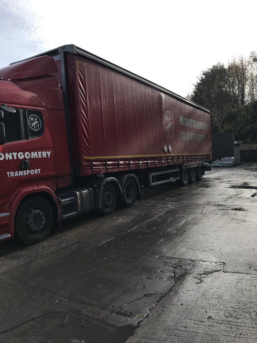 BarleystoneJoe's tweet photo. A load of Barleystone paving delivered to @GeorgeHillLtd in Oldham this morning #Oldham #blockpaving https://t.co/BCL0Eo6f2x