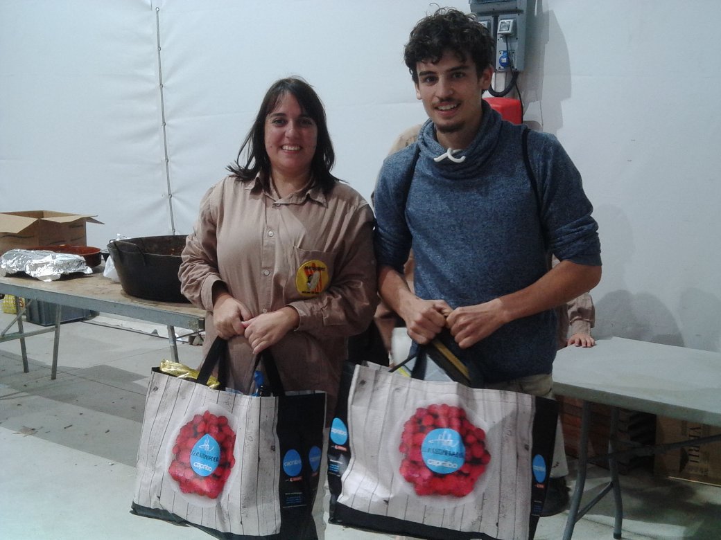 ejozg's tweet photo. Diumenge 12 Novembre, diada de #CASTELLERS @Matossers de @AjMolinsdeRei i @caprabo col.labora de nou amb els seus productes. FENT PINYA! https://t.co/weYBZQmbU7