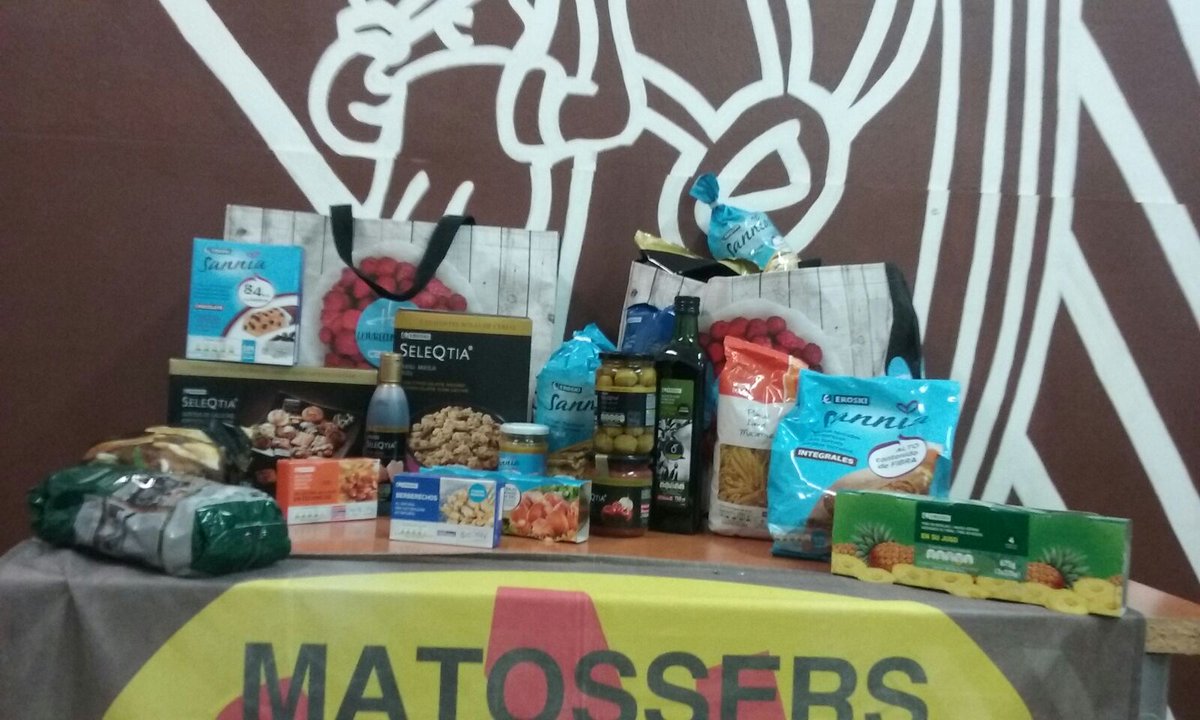 ejozg's tweet photo. Diumenge 12 Novembre, diada de #CASTELLERS @Matossers de @AjMolinsdeRei i @caprabo col.labora de nou amb els seus productes. FENT PINYA! https://t.co/weYBZQmbU7