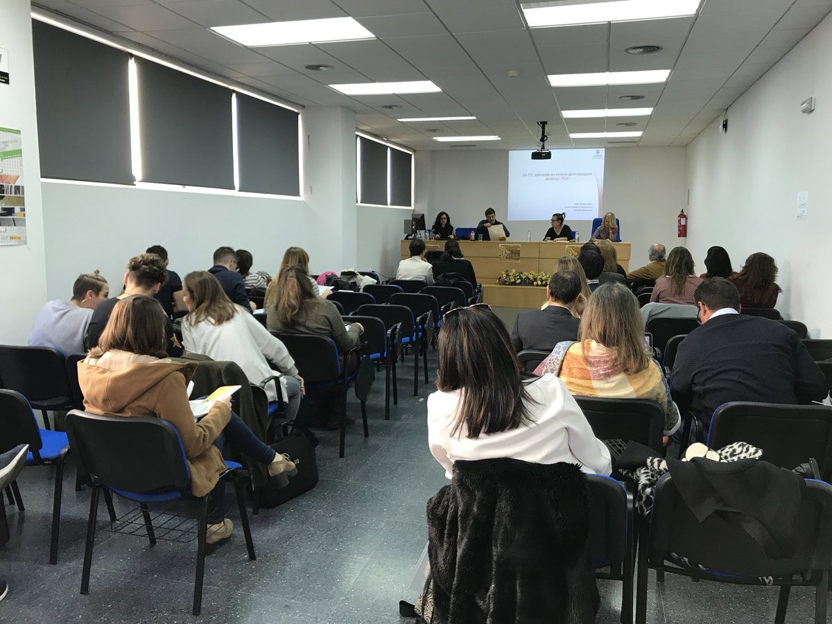 iberisTICs's tweet photo. a professora Sofia Dias da Univ. de Salamanca inicia o 2º painel d Congresso #tecpt #seeplu Fala do uso das TIC p/ aprendizagem d léxico PLE https://t.co/swjrlhNVYF
