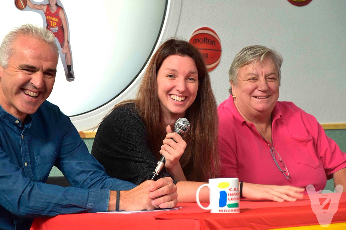 LaVozdeMazarron's tweet photo. @Lau_gilcollado, jugadora de la @baloncestofeb, en el @coleinfanta de Mazarrón compartiendo un encuentro con sus alumnos. https://t.co/t2IxWyCPIm https://t.co/8PDSsN3tmA