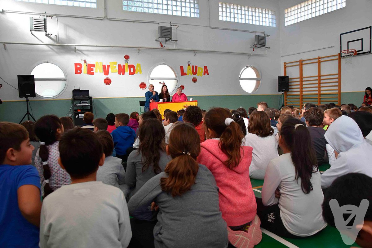 LaVozdeMazarron's tweet photo. @Lau_gilcollado, jugadora de la @baloncestofeb, en el @coleinfanta de Mazarrón compartiendo un encuentro con sus alumnos. https://t.co/t2IxWyCPIm https://t.co/8PDSsN3tmA