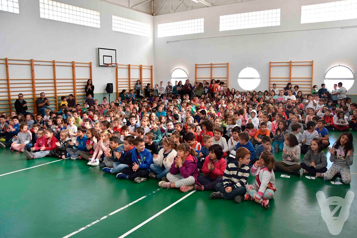 LaVozdeMazarron's tweet photo. @Lau_gilcollado, jugadora de la @baloncestofeb, en el @coleinfanta de Mazarrón compartiendo un encuentro con sus alumnos. https://t.co/t2IxWyCPIm https://t.co/8PDSsN3tmA