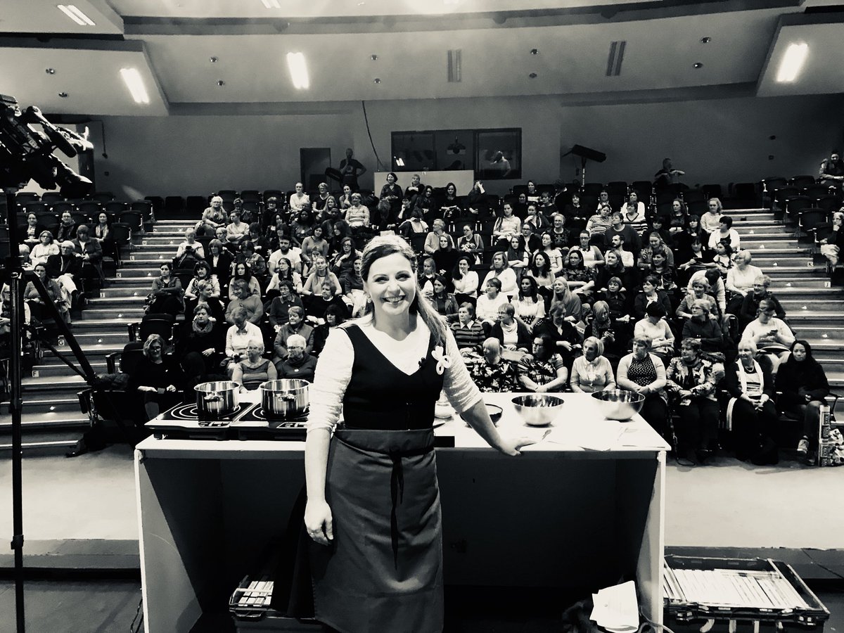 Cfulvio's tweet photo. Great fun last night with @LimerickCouncil @LimLive95County#LIT #MilleniumTheatre #stopfoodwaste #reuse17 #limerickfoodie #cookerydemo https://t.co/jkEZUBIDir
