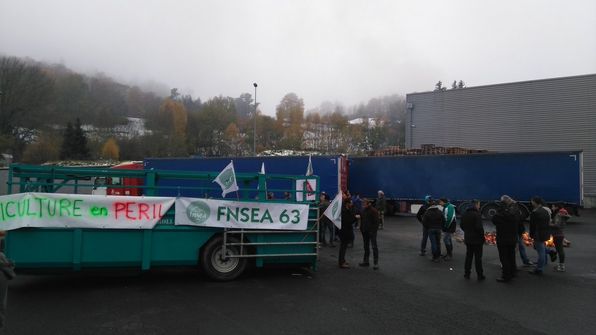 JueryJoel's tweet photo. Revalorisation prix du lait SLVA-COOPAL. Les producteurs se mobilisent sur le site de Theix avec #FNSEA  #JA des dpts 19, 23, 63, 43. https://t.co/5bUEhQyVLR