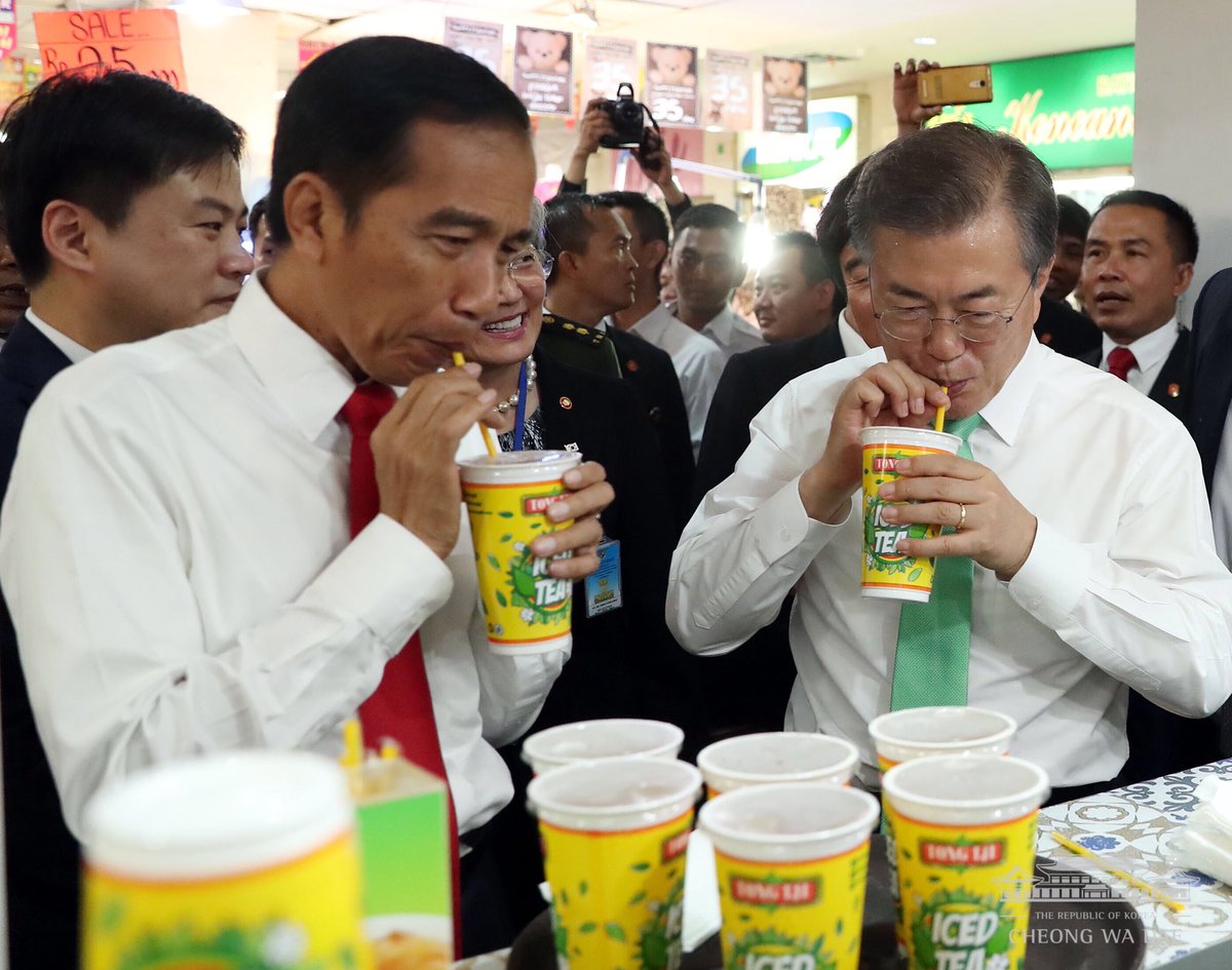 사람 중심의 국정운영 철학과 투명하게 열린 직접 소통으로 인기가 높은 조코위 인도네시아 대통령은 문재인 대통령에게 직접 바틱을 골라줬습니다. 두 정상은 비티엠 보고르 몰을 돌아보고 사과 쥬스를 함께 마시며 즐거운 시간을 보냈습니다.