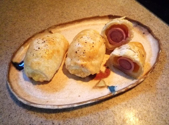Tasty Japanで紹介されていたミニソーセージパイ(を作ってみたり。ブラックシードは黒コショウで代用。焼き時間含め30分ほどで簡単にパッと作れて、なにより "The男の子" な味でウマい。#tastyjapan 