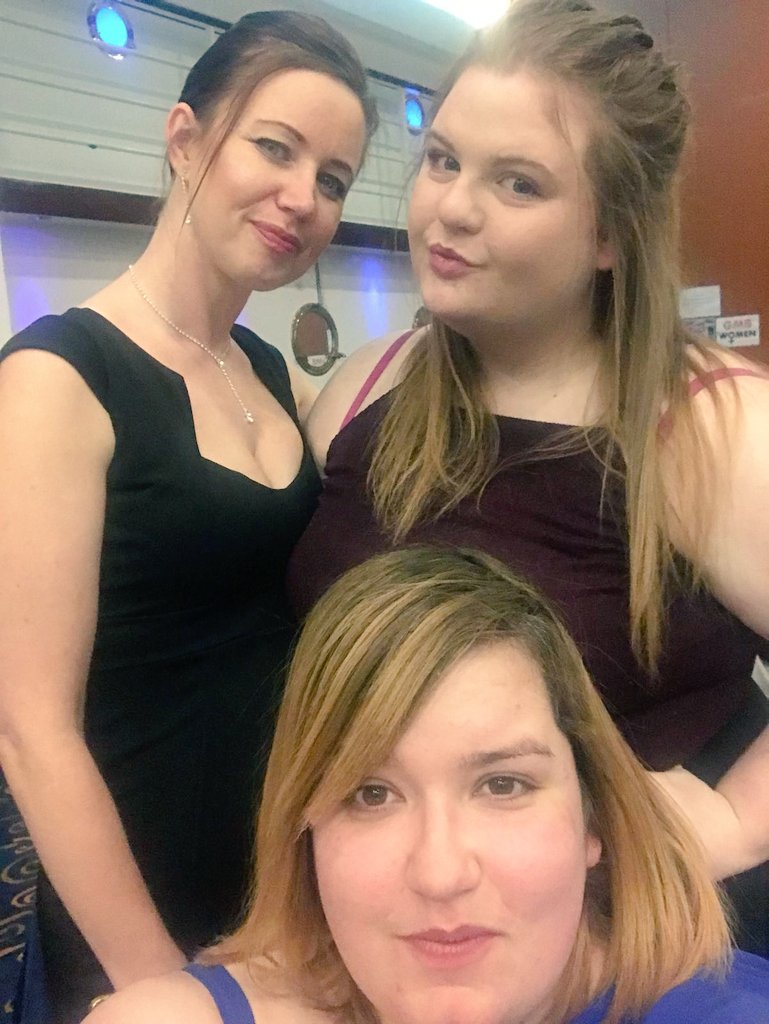 Sarah_atGMB's tweet photo. love these 2, futures bright with women like these in our great Union #Teamcombabe @youngGMBER @beccieions https://t.co/NsdbxxYYpC