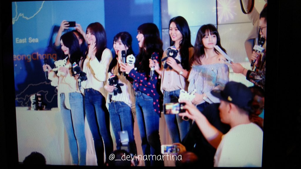 _devinamartina's tweet photo. [Preview] 171109 AOA fansign event @ Lotte Shopping Avenue Jakarta https://t.co/K6zI9L2wgr