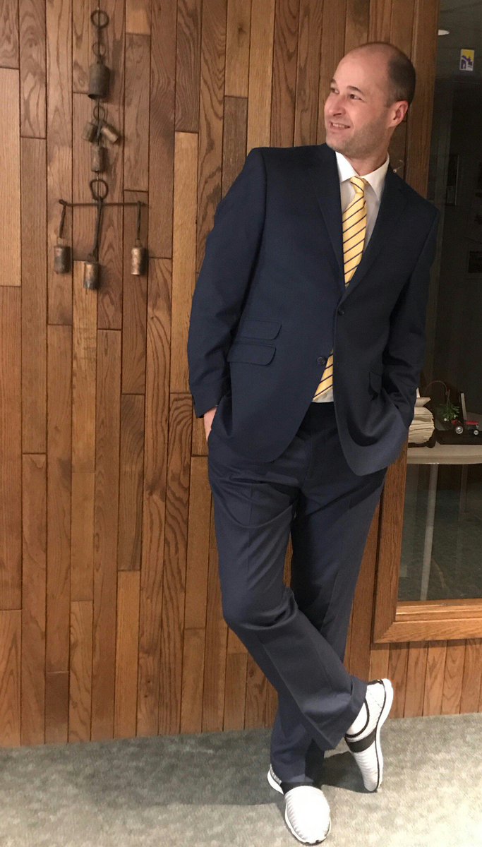 Chriskellyradio's tweet photo. Happy Thursday! Getting ready to do weather. #GQ #tvWeather #perryellis https://t.co/o44aolx9zG