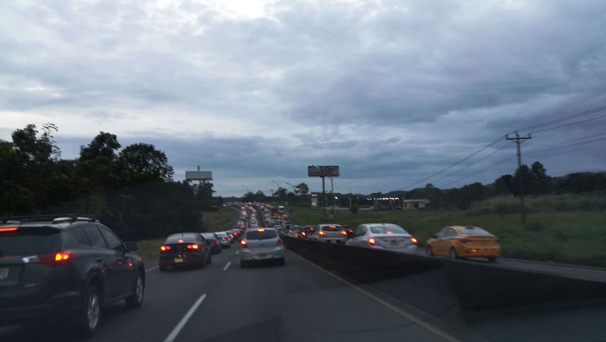 traficocpanama's tweet photo. A 20km/h se desplazan los autos en la Vía Puente de las Américas, a la altura de Arraijan  dirección a Panamá Centro. @TraficoCPanama https://t.co/xfC70dO55a