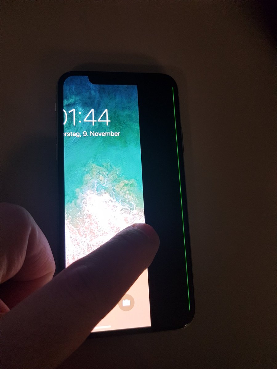 rian_voss's tweet photo. Super, eines unserer #iPhoneX Testgeräte ist kaputt. @CHIP_online #greenlinegate #apple https://t.co/191dSR4ucW https://t.co/RDHCXjEsky