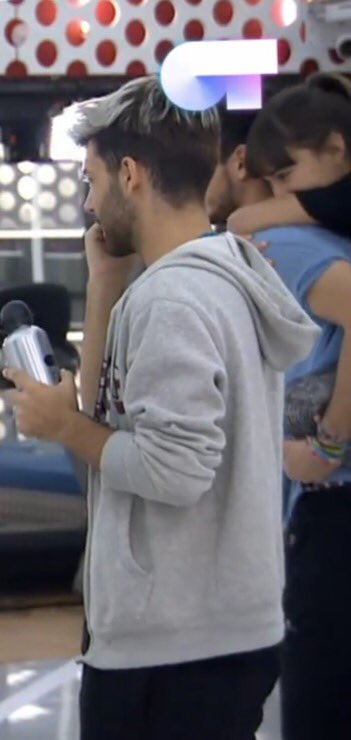 liveforaitana's tweet photo. Cada uno a lo suyo #OTDirecto9N https://t.co/cuu0t1AcqT