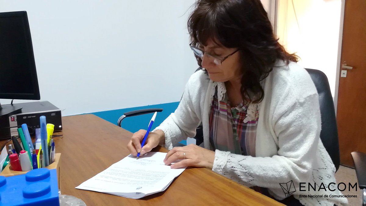 soledadarnedo's tweet photo. La representante de la Comunidad indígena Lule Vilela El Retiro firmando el convenio tras ganar un FOMECA línea 1/2016. #Fomeca #Enacom https://t.co/BEw6GWkSAI