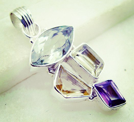 riyoin1's tweet photo. #likeit #inspiration #roadtrip #수원 #quantico #bridesmaidgift #initialcharm #pendant #silver #gemstone #semipreciou… https://t.co/k3sXVkNpEz https://t.co/x42fygd250