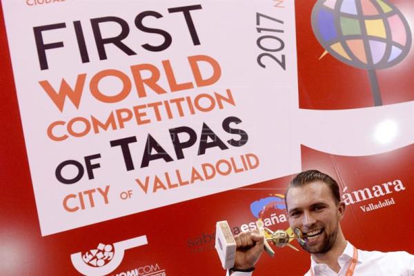 Oyvind Boe Dalev, has won the First World Competition of Tapas City in Valladolid😀 Congratulations to #Norway ! Winners of #WorldCheeseAwards  in 2016 and now also winners of the best #TapasVLL2017 !🇳🇴🇪🇸🍽️#Gastronomia