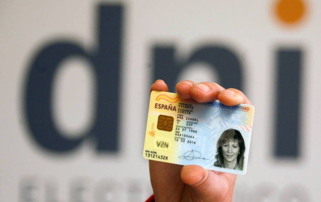 genbeta's tweet photo. La seguridad del DNI electrónico, comprometida: a quién afecta, por qué y cómo solucionarlo https://t.co/p1O865TQqU https://t.co/eiOU043UCO