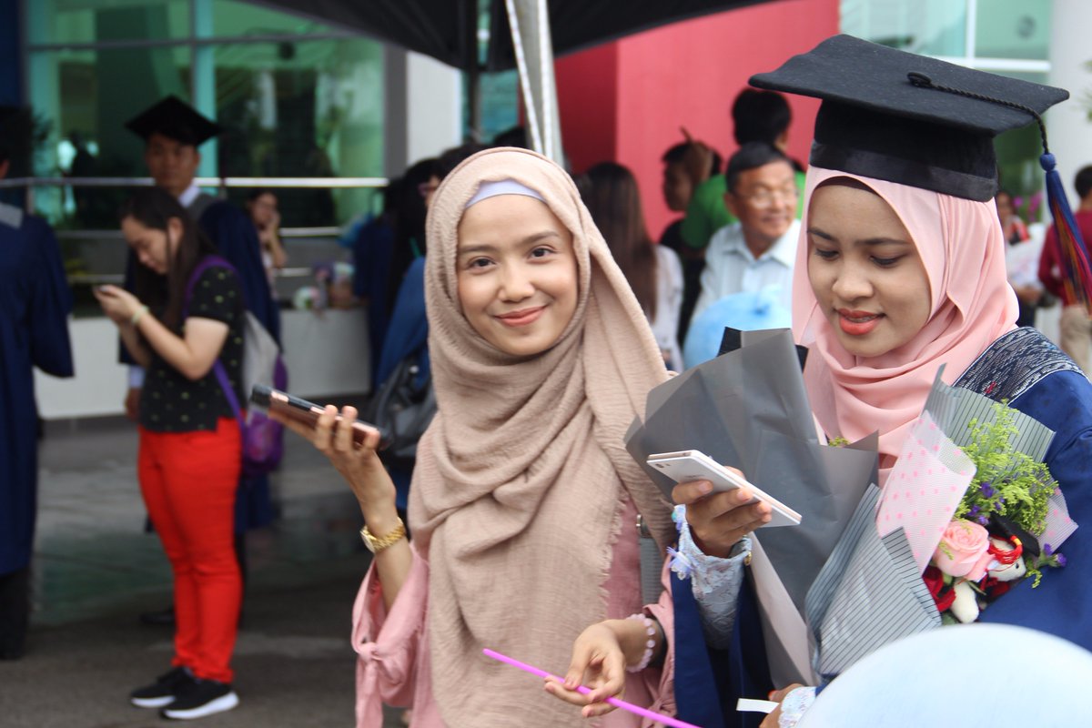 mkhamizan's tweet photo. Oi! sikda orang nyuroh kau senyum!  

#unimas25 #unimasgrad21 #Confest2017 #unimasofficial #JodohMijan #jodohtakkankemana #jodohkedua https://t.co/hCV2kAAGtS