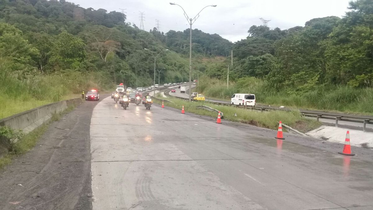 traficocpanama's tweet photo. La Vía Centenario fue reabierta, tras varias horas de trabajo de remoción de articulado accidentado a eso de las 3:00 a.m. 
@TraficoCPanama https://t.co/Q4KBAdRflC