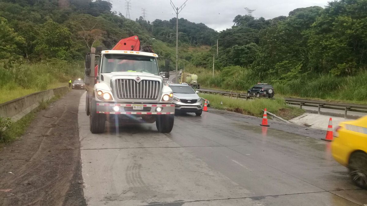 traficocpanama's tweet photo. La Vía Centenario fue reabierta, tras varias horas de trabajo de remoción de articulado accidentado a eso de las 3:00 a.m. 
@TraficoCPanama https://t.co/Q4KBAdRflC
