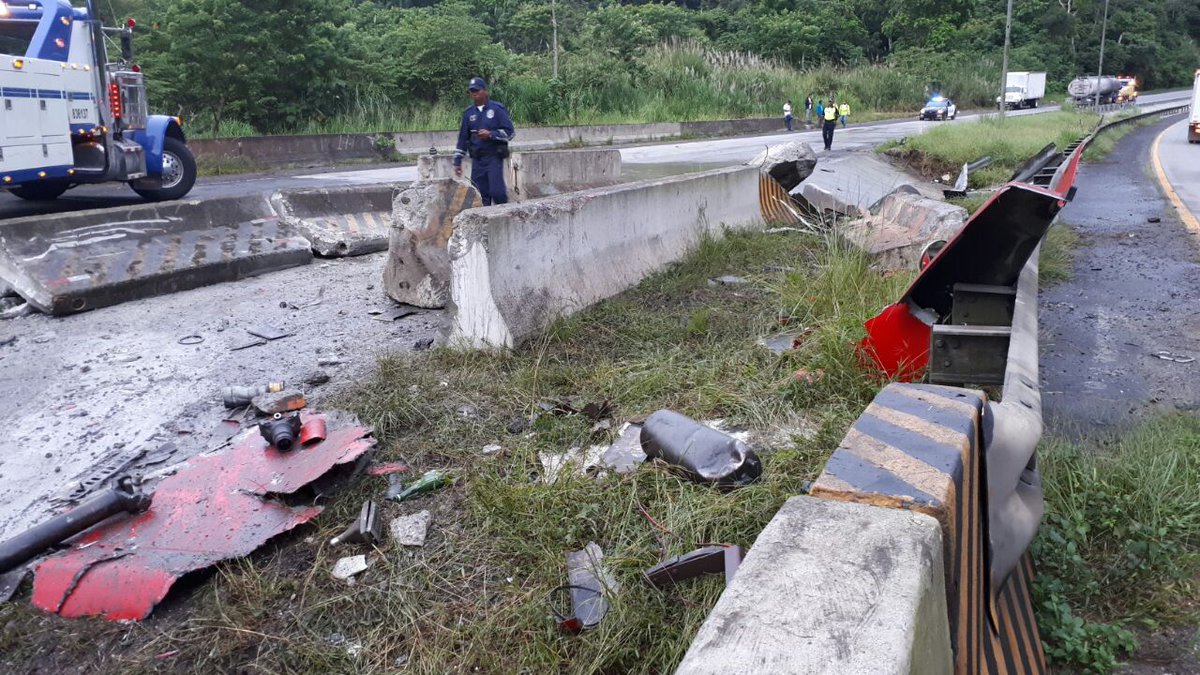 traficocpanama's tweet photo. La Vía Centenario fue reabierta, tras varias horas de trabajo de remoción de articulado accidentado a eso de las 3:00 a.m. 
@TraficoCPanama https://t.co/Q4KBAdRflC