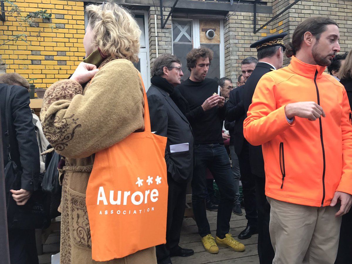 AssoAurore's tweet photo. Une visite ministérielle aux #GrandsVoisins d'@AssoAurore qui s'achève en terrasse ac le buffet préparé par les jeunes du Plateau Technique https://t.co/pqHZG4DhXJ