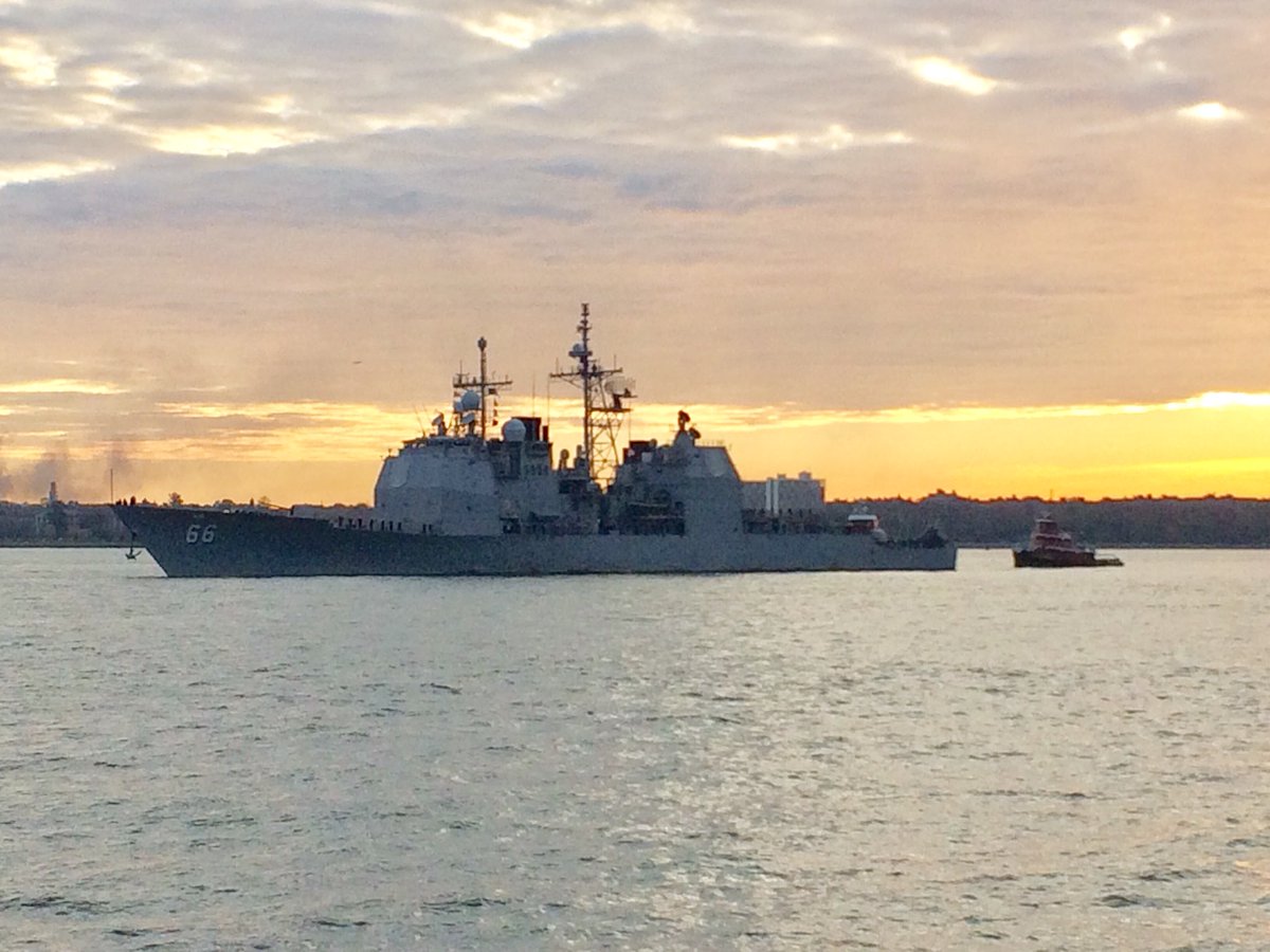 NOW: USS Hue City makes its approach to Staten Island. #VeteransWeek #NavyInNYC