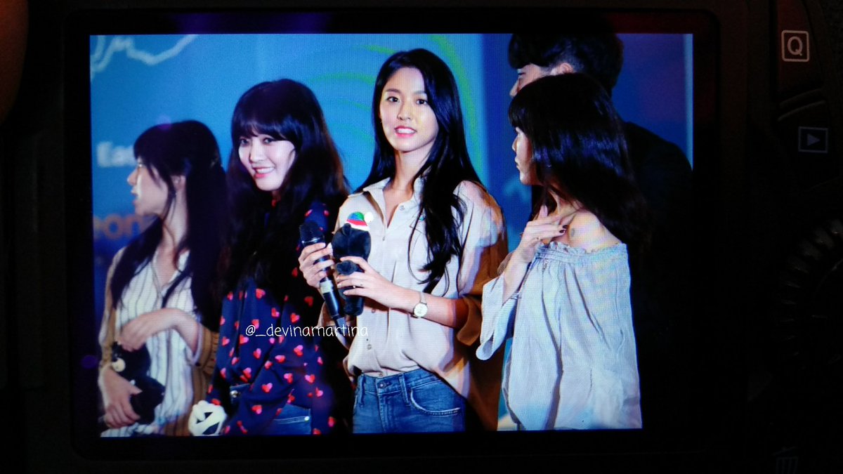 _devinamartina's tweet photo. [Preview] 171109 SEOLHYUN #AOA fansign event @ Lotte Shopping Avenue Jakarta #에이오에이 #김설현 https://t.co/vLkjqT5dod