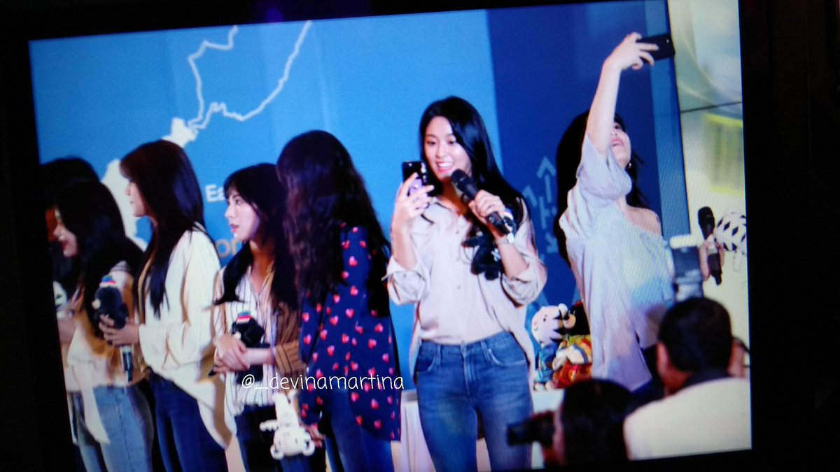 _devinamartina's tweet photo. [Preview] 171109 SEOLHYUN #AOA fansign event @ Lotte Shopping Avenue Jakarta #에이오에이 #김설현 https://t.co/vLkjqT5dod