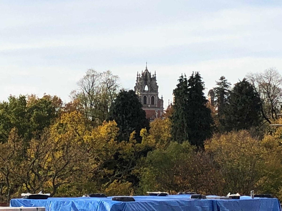 PaulJLayzell's tweet photo. Unusual view of Founders from roof of #NewScienceBuilding @RoyalHolloway https://t.co/ctPQkkpxYE