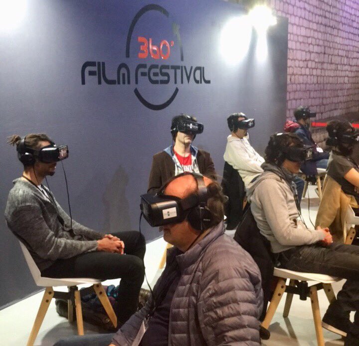 WFI_production's tweet photo. #SATIS2017 #Screen4ALL2017 Le salon nous présente aussi le #360FilmFest
où les spectateurs visionnent tous le même film en même temps ! #VR #festival #360video #cinematic #meta https://t.co/erQHa2ICAp