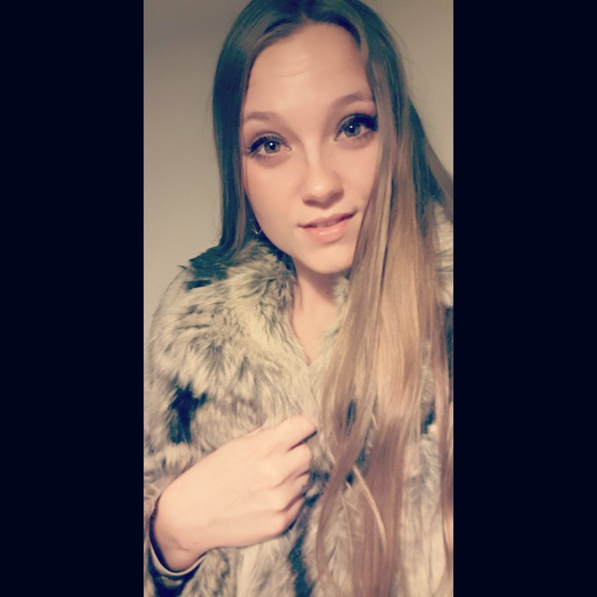 JKobberdal's tweet photo. Winter is coming! It's cold AF here in little Denmark! #cold #winther #selfie #denmark #fakefur #fitmom https://t.co/JqnWuCFe5z